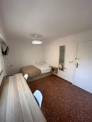 Slaapkamer; natuurlijk licht, tegelvloer
