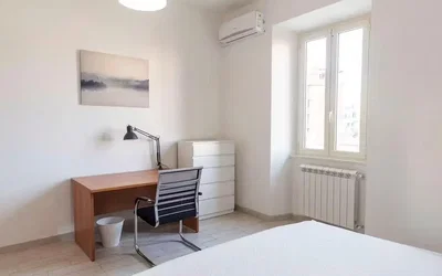 Camera da letto; luce naturale, pavimento in legno