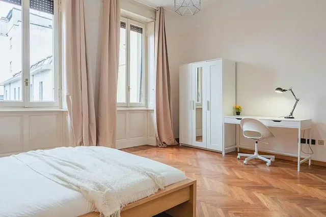 Quarto; chão de madeira, luz natural