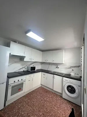 Keuken; keukenapparatuur, tegelvloer