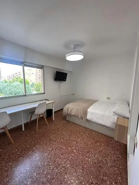 Slaapkamer; natuurlijk licht, tegelvloer