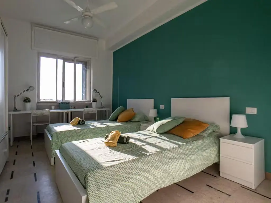 Schlafzimmer; tageslicht, holzboden