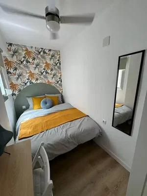 Schlafzimmer; holzboden, tageslicht