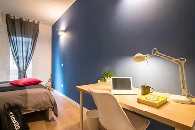 Schlafzimmer; holzboden, tageslicht