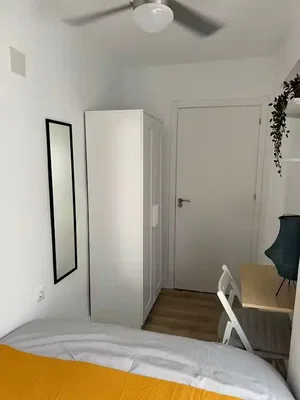 Schlafzimmer; holzboden, tageslicht