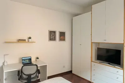 Spavaća soba; prirodno svjetlo, drveni pod, moderni stil