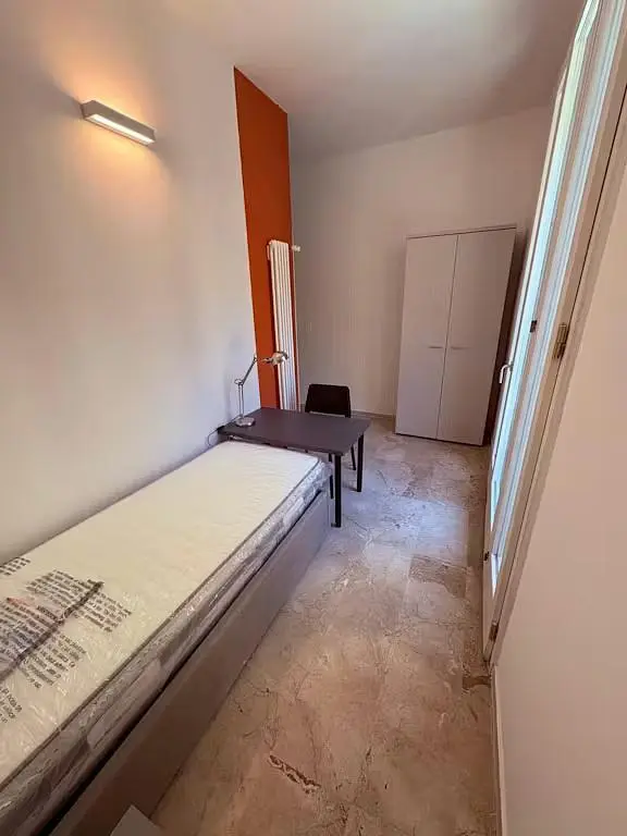 Schlafzimmer; fliesenboden, tageslicht