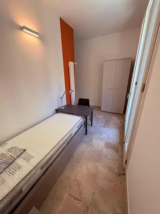 Schlafzimmer; fliesenboden, tageslicht