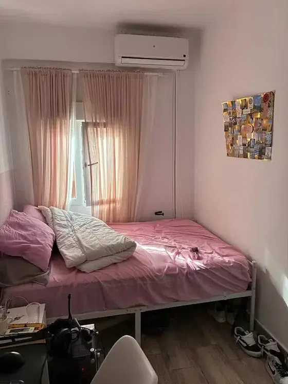Schlafzimmer; holzboden, tageslicht