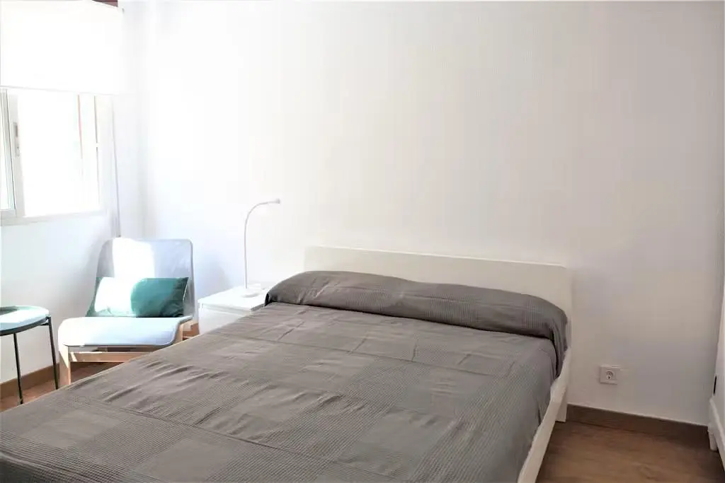 Spálňa; prirodzené svetlo, drevená podlaha
