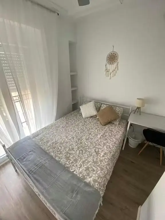 Schlafzimmer; tageslicht, holzboden