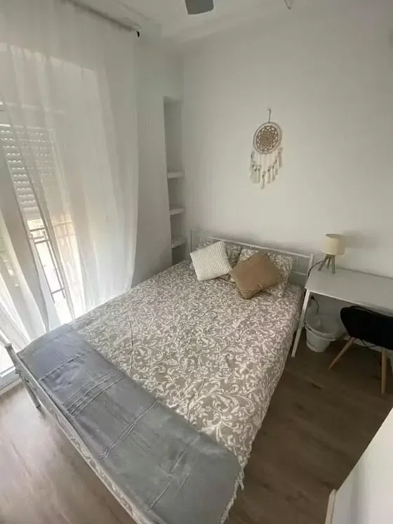 Schlafzimmer; tageslicht, holzboden