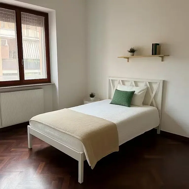 Spavaća soba; drveni pod, prirodno svjetlo