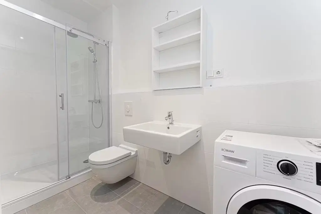 Toilette; pavimento in piastrelle