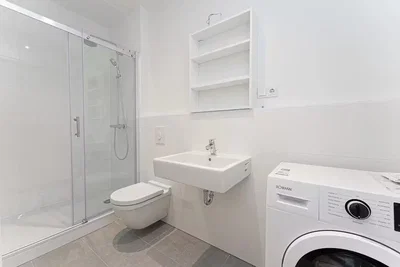 Toilette; pavimento in piastrelle
