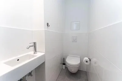 Toilette; pavimento in piastrelle, luce naturale