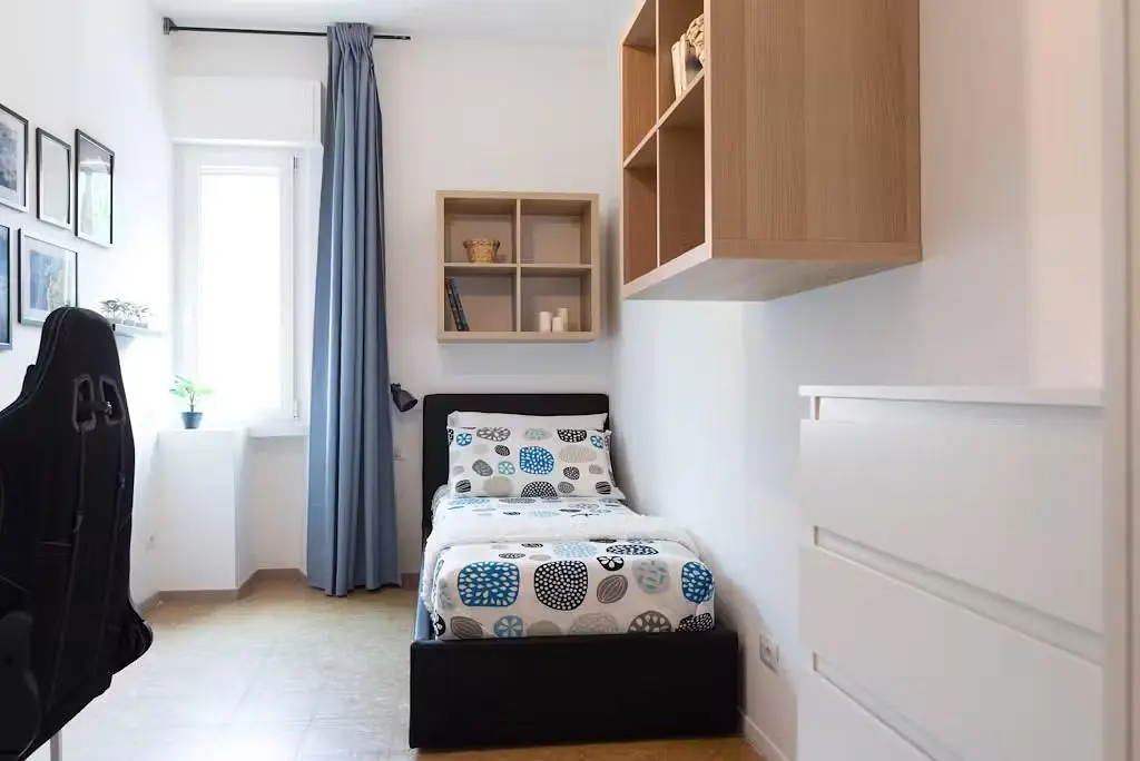 Schlafzimmer; tageslicht, holzboden