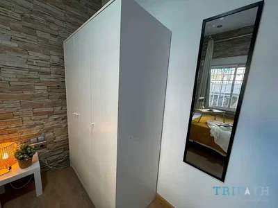 Slaapkamer; houten vloer, natuurlijk licht, moderne stijl
