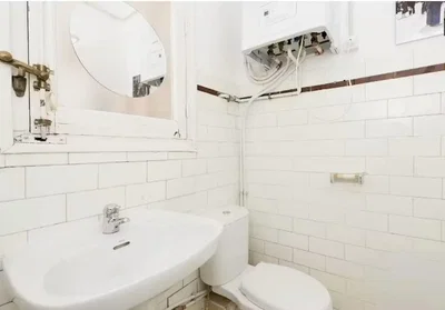 Toilettes; carrelage, chauffe-eau, lumière naturelle