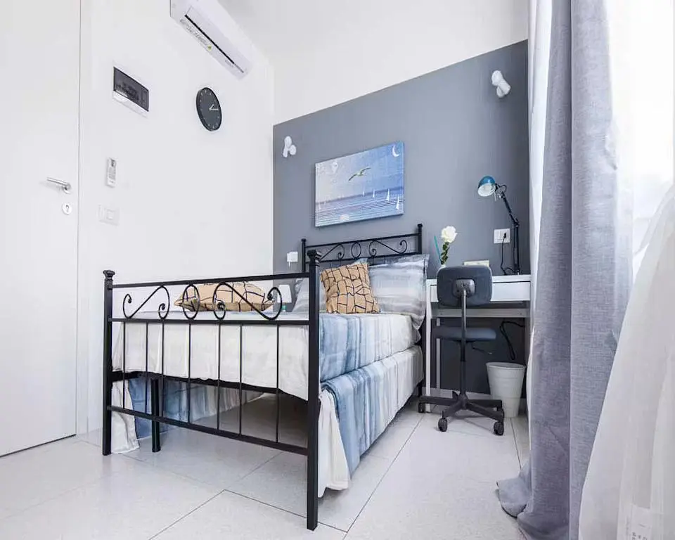 Schlafzimmer; tageslicht, fliesenboden