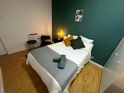 Camera da letto; pavimento in legno, luce naturale