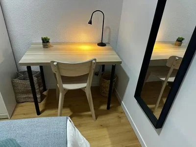 Camera da letto; pavimento in legno, luce naturale