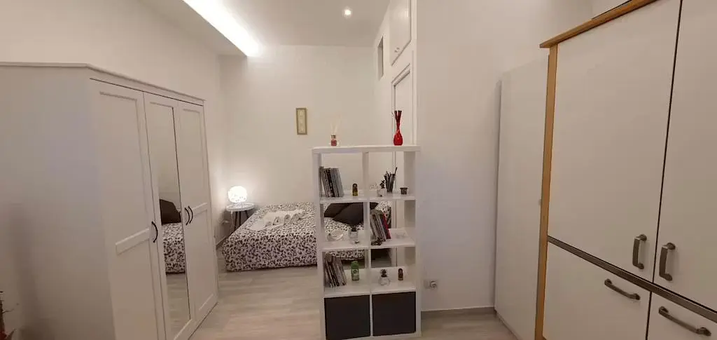 Schlafzimmer; holzboden, tageslicht
