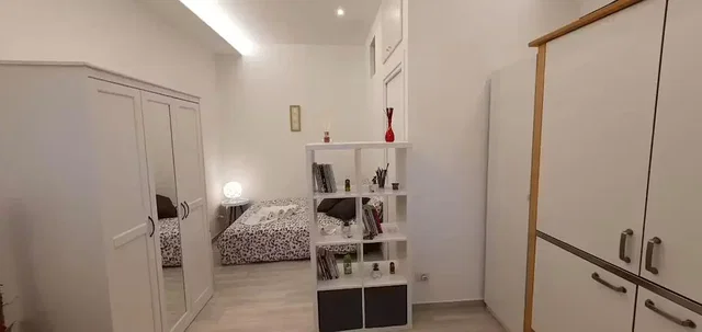Camera da letto; pavimento in legno, luce naturale