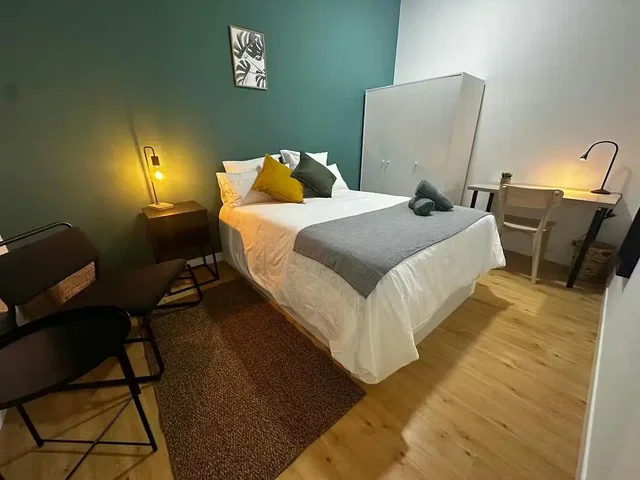 Camera da letto; pavimento in legno, luce naturale