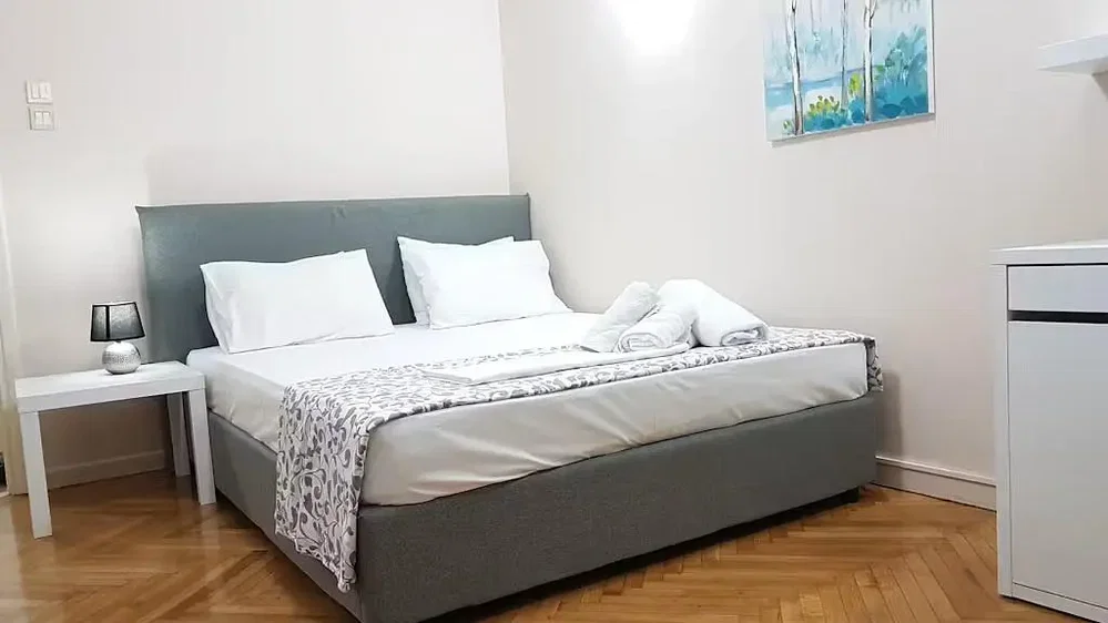 Spavaća soba; drveni pod, prirodno svjetlo