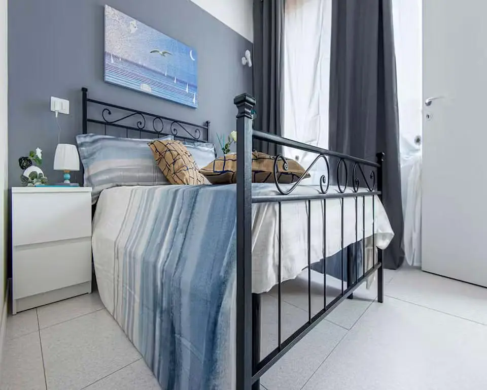 Schlafzimmer; fliesenboden, tageslicht