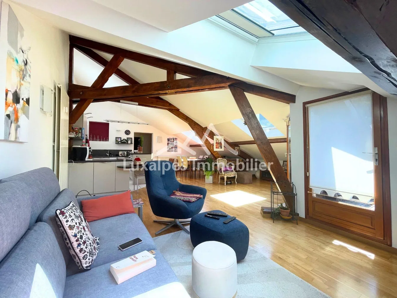 Salon; poutres en bois, lumière naturelle, parquet