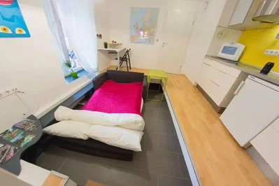 Wohnzimmer; holzboden, fliesenboden, küchengeräte