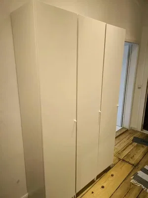 Quarto; chão de madeira