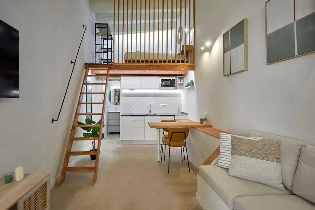 Wohnzimmer; küchengeräte, tageslicht, moderner stil, holzboden