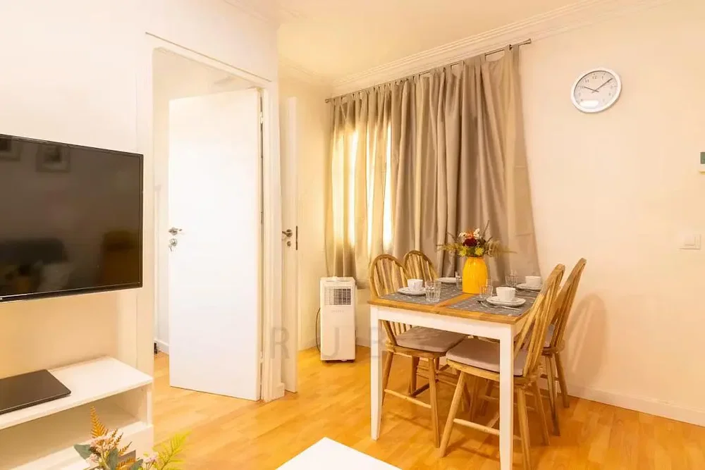 Salon; parquet, lumière naturelle, style moderne