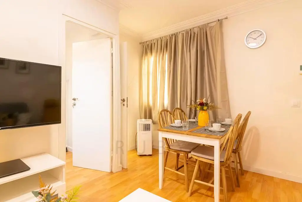 Salon; parquet, lumière naturelle, style moderne