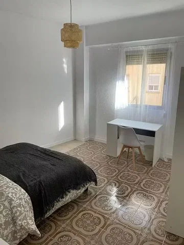 Camera da letto; luce naturale, pavimento in piastrelle
