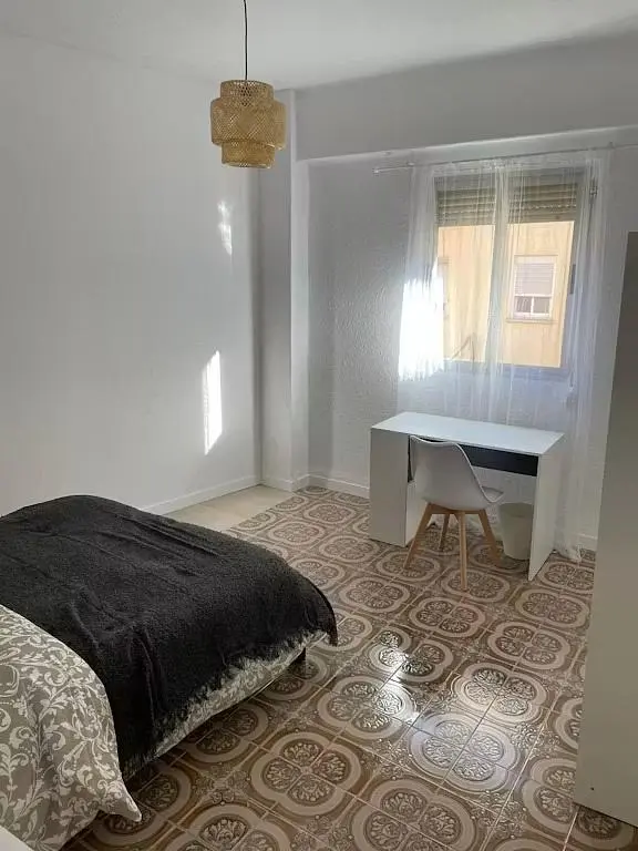 Camera da letto; luce naturale, pavimento in piastrelle