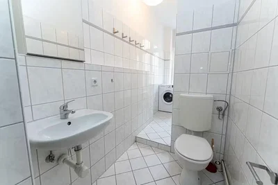 Toilette; fliesenboden, tageslicht