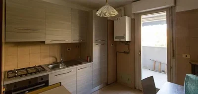 Cucina; elettrodomestici, luce naturale, necessita ristrutturazione