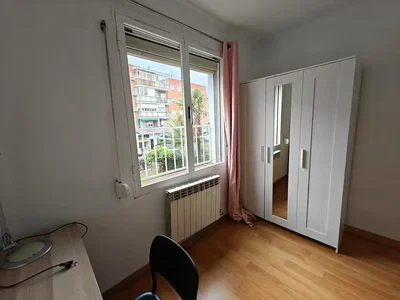 Spavaća soba; drveni pod, prirodno svjetlo