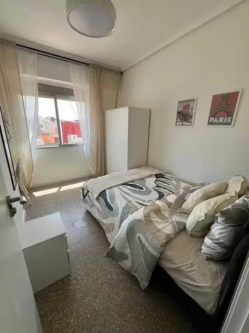 Camera da letto; luce naturale, pavimento in legno