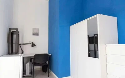 Ložnice; dřevěná podlaha, přirozené světlo