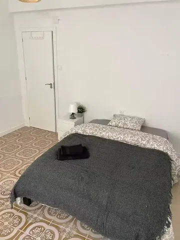 Slaapkamer; tegelvloer, natuurlijk licht