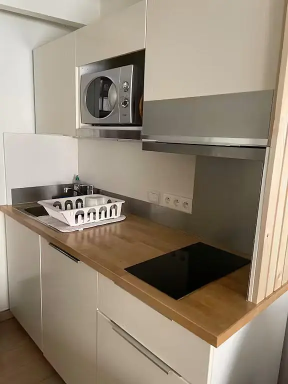 Cucina; elettrodomestici, pavimento in legno