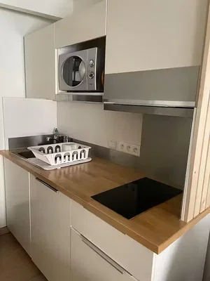Cucina; elettrodomestici, pavimento in legno