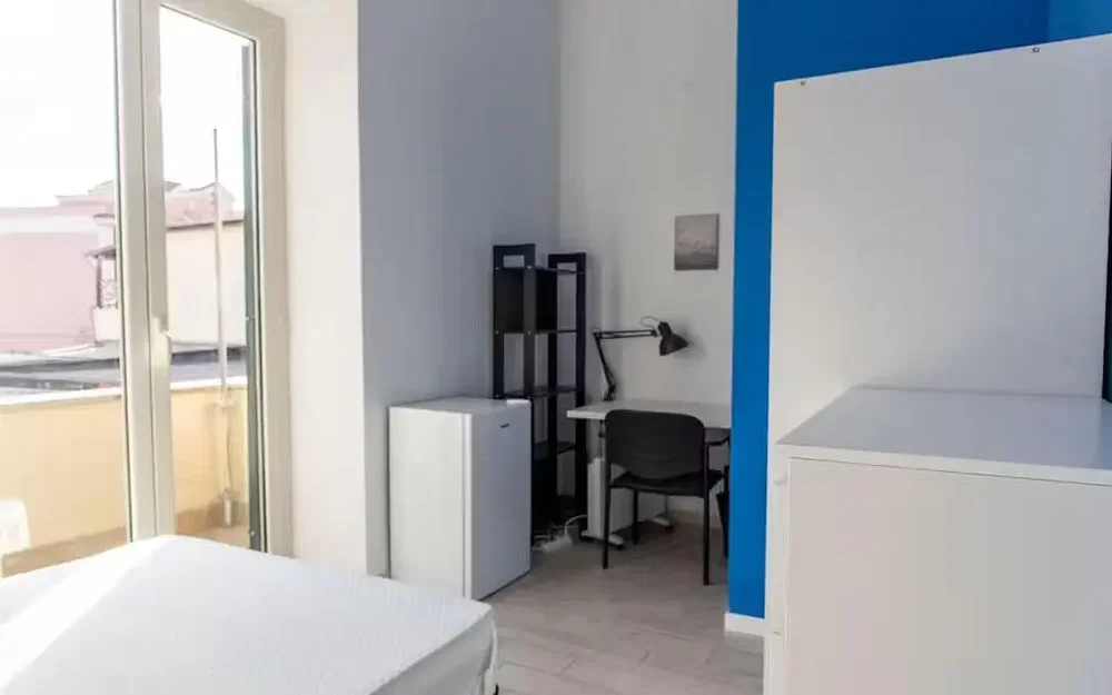 Camera da letto; luce naturale, pavimento in legno