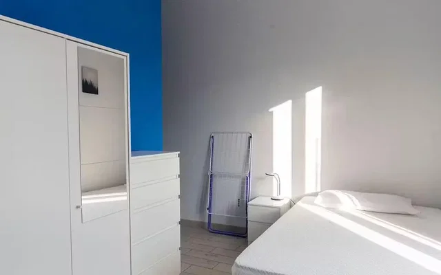 Camera da letto; luce naturale, pavimento in piastrelle