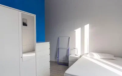 Ložnice; přirozené světlo, dlažba